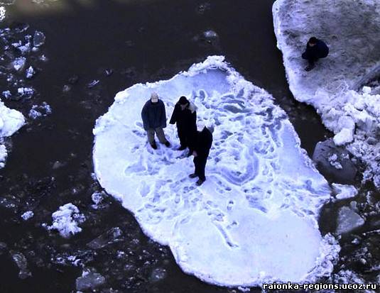 Заплыв четверых на льдине из Пермского края в Удмуртию обошелся без жертв