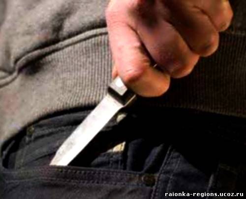 Полицейский, пытавшийся задержать грабителя, тяжело ранен ножом в живот