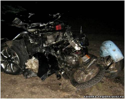 Два мотоциклиста-школьника порвали друг друга и пассажира в лобовом столкновении